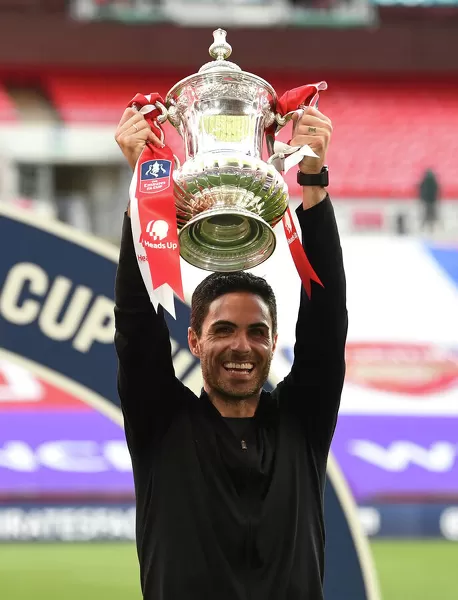 Mikel Arteta holding FA Cup trophy