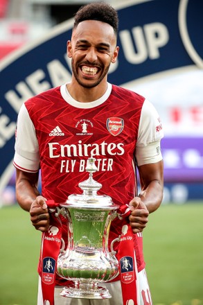 Aubameyang holding FA Cup trophy